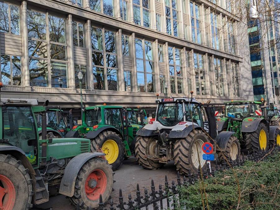 Πάνω απο χίλια τρακτέρ έξω από την έκτακτη Σύνοδο Κορυφής στις Βρυξέλλες - Και οι Πορτογάλοι αγρότες στους δρόμους