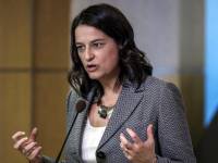 Κεραμέως: Καλύτεροι μισθοί και όροι για 400.000 εργαζόμενους