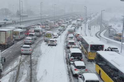 Παρέλυσε η Κωνσταντινούπολη λόγω των σφοδρών χιονοπτώσεων