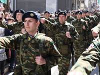 Ο Στέφανος Κασσελάκης ντυμένος στα χακί παρήλασε στη Θήβα για την 25η Μαρτίου
